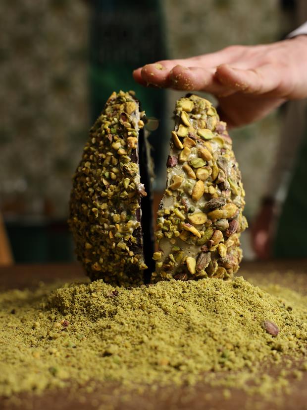 Uovo di Pasqua EXTRA Croccante con Pistacchi Interi ripieno di Cuoricini al Pistacchio - 700g